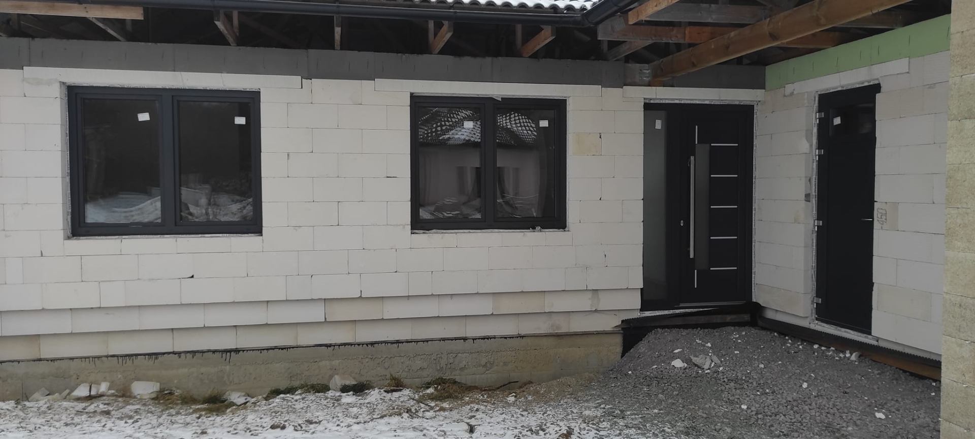 Antracitové vchodové dvere s presklením a okná
