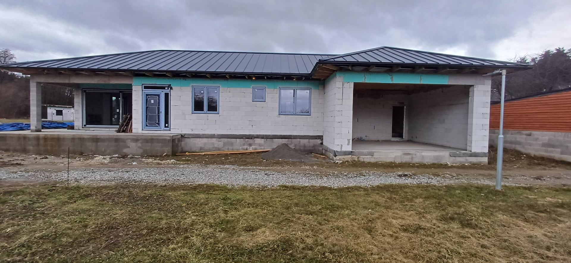 Montáž okien a vchodových dverí na novostavbe