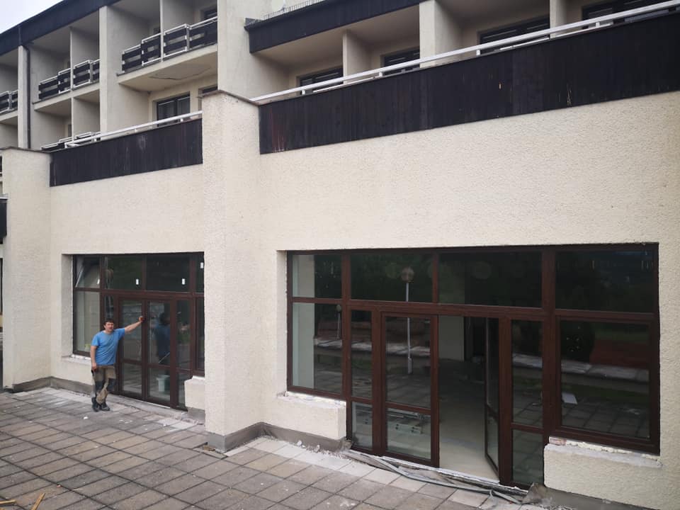 Výmena veľkoplošných okien a dverí na hoteli